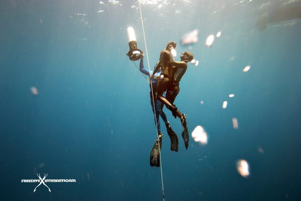 2 safety divers rescue a freediver